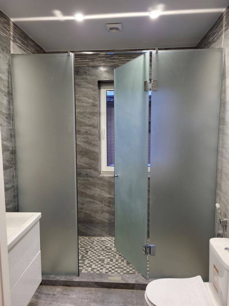 GLASS CUBICLE TOILET